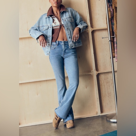 Abercrombie & Fitch Curve Love Mid Rise Bootcut Jean - Picture 1 of 7